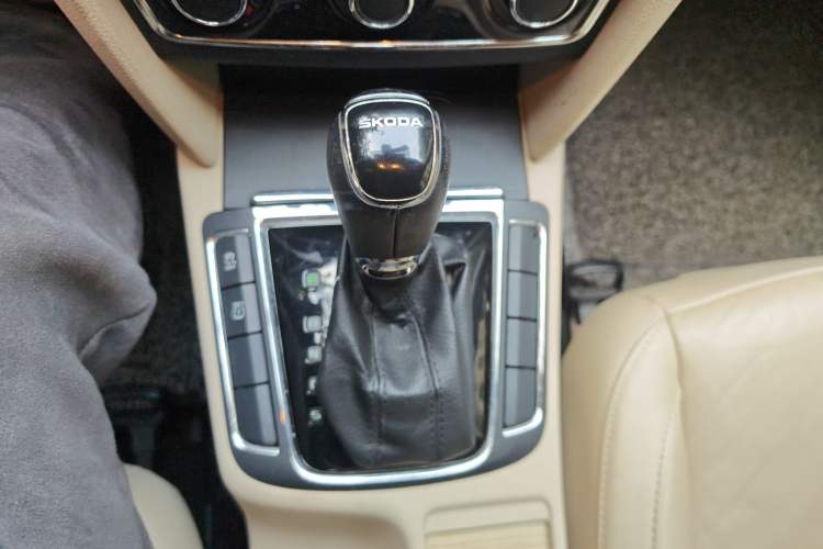 Used Skoda Superb 2013 1.8TSI Automatic MingShi Edition Gear Lever