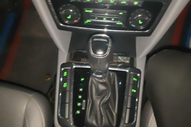 Used Skoda Superb 2013 1.8TSI Automatic Yashi Edition Gear Lever