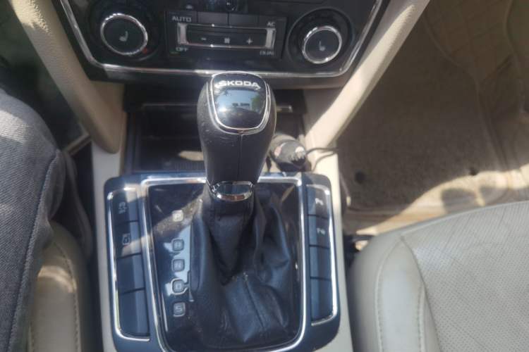 Used Skoda Superb 2013 1.8TSI Automatic Yashi Edition Gear Lever