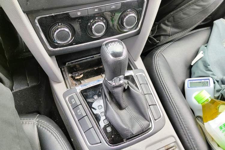 Used Skoda Superb 2013 1.4TSI DSG Sport Edition Gear Lever