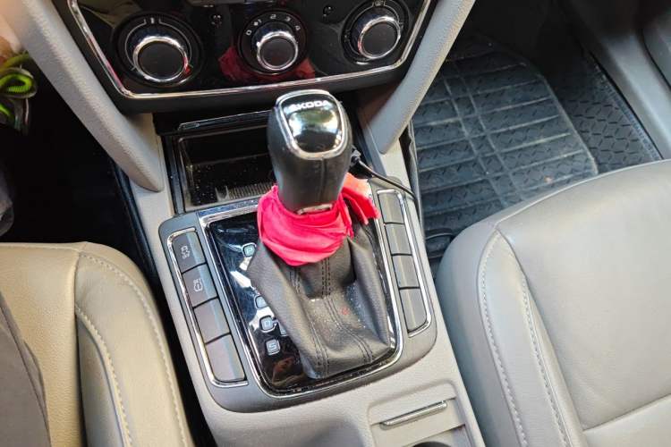 Used Skoda Superb 2013 1.8TSI Automatic MingShi Edition Gear Lever
