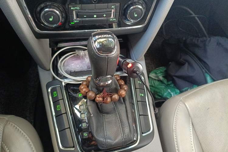 Used Skoda Superb 2013 1.8TSI Automatic Yashi Edition Gear Lever