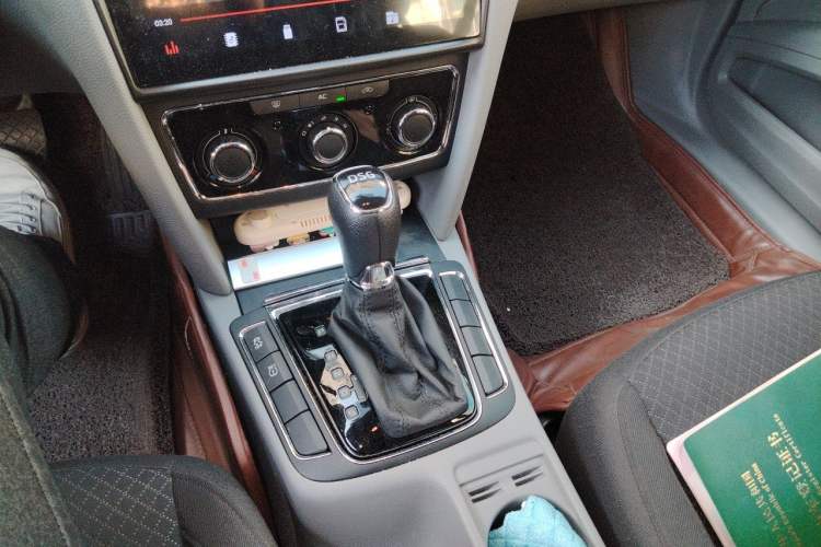 Used Skoda Superb 2013 1.4TSI DSG Sport Edition Gear Lever