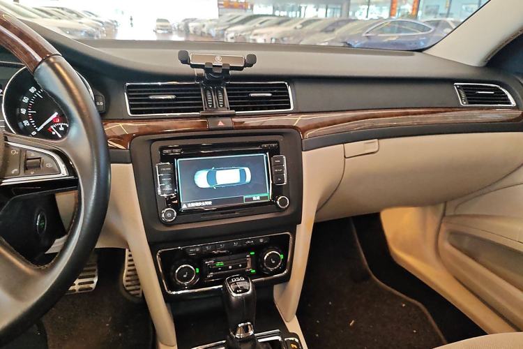 Used Skoda Superb 2013 2.0 TSI DSG Luxury Edition Interior 2