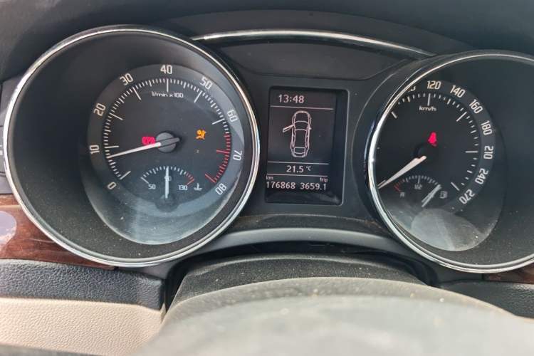 Used Skoda Superb 2013 1.8 TSI Manual MingShi Edition Odometer Close Up