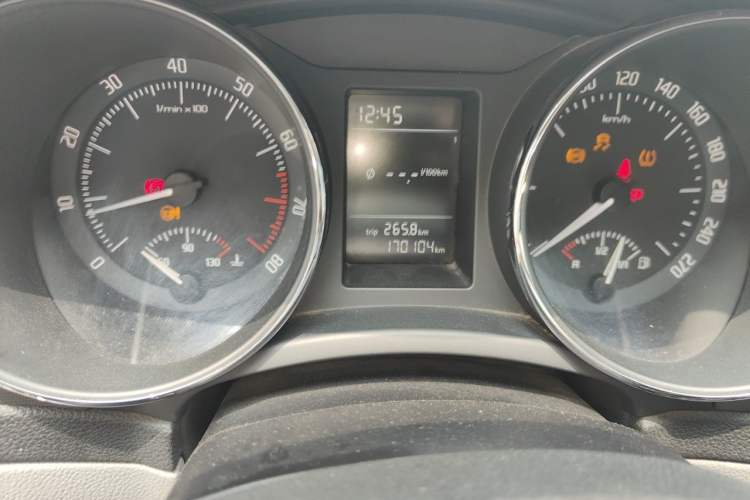 Used Skoda Superb 2013 1.4TSI Manual Shengshi Edition Odometer Close Up