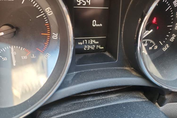 Used Skoda Superb 2013 1.4TSI Manual Shengshi Edition Odometer Close Up