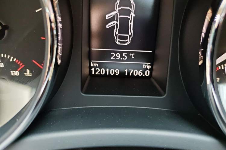 Used Skoda Superb 2013 1.4 TSI DSG Prestige Edition Odometer Close Up