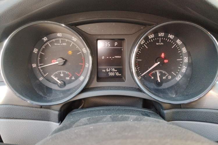 Used Skoda Superb 2013 1.4TSI DSG Sport Edition Odometer Close Up
