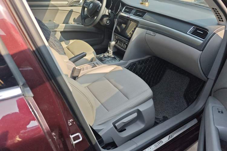 Used Skoda Superb 2013 1.8TSI Automatic Yashi Edition Right Front Seat