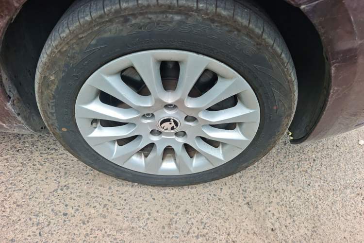 Used Skoda Superb 2013 1.8 TSI Manual MingShi Edition Right Front Wheel Hub