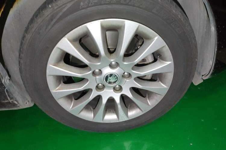 Used Skoda Superb 2013 1.8TSI Automatic MingShi Edition Right Front Wheel Hub