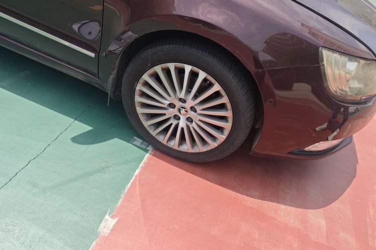 Used Skoda Superb 2013 1.8TSI Automatic Yashi Edition Right Front Wheel Hub