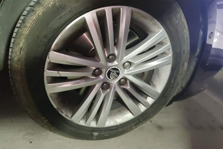 Used Skoda Superb 2013 1.8TSI Automatic Yashi Edition Right Front Wheel Hub