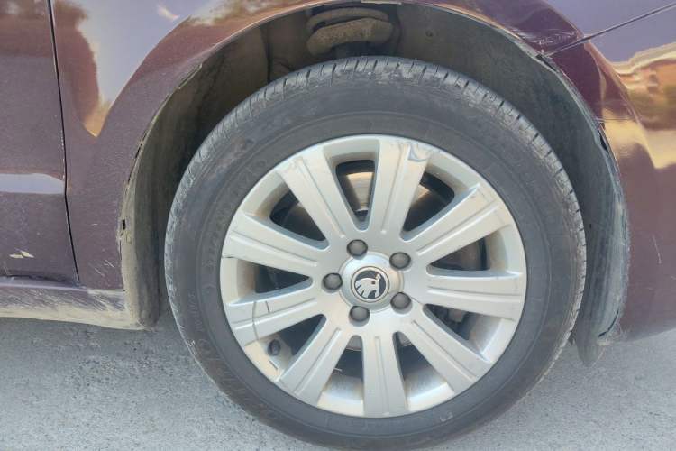 Used Skoda Superb 2013 1.4TSI Manual Shengshi Edition Right Front Wheel Hub
