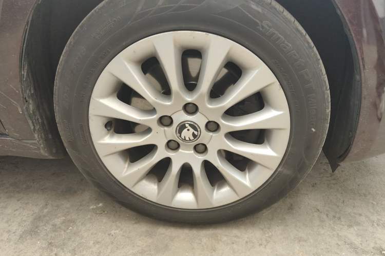 Used Skoda Superb 2013 1.8TSI Automatic MingShi Edition Right Front Wheel Hub