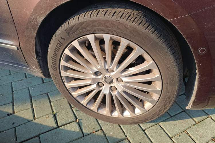 Used Skoda Superb 2013 1.8TSI Automatic Yashi Edition Right Front Wheel Hub