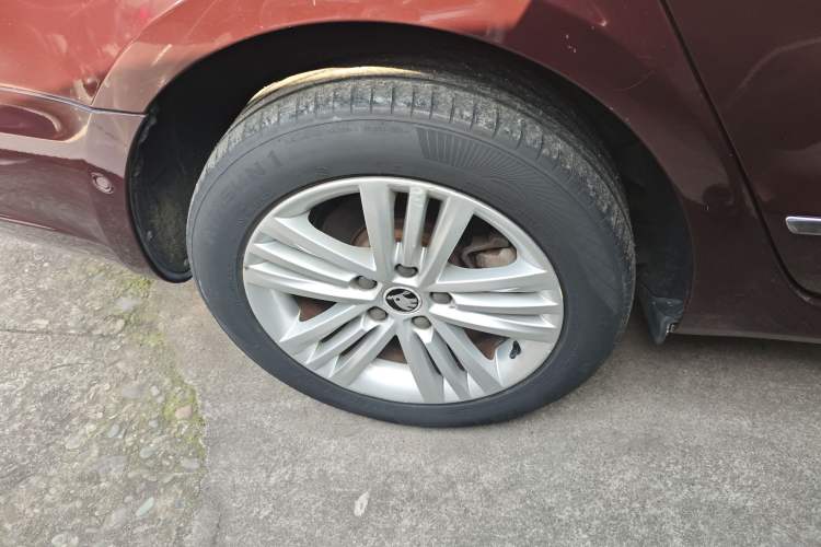 Used Skoda Superb 2013 1.8TSI Automatic Yashi Edition Right Rear Wheel Hub