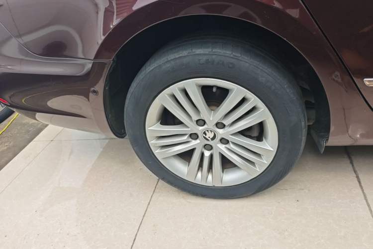 Used Skoda Superb 2013 1.8TSI Automatic Yashi Edition Right Rear Wheel Hub