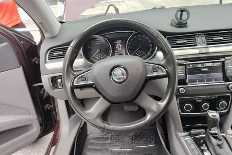 Used Skoda Superb 2013 1.8TSI Automatic MingShi Edition Steering Wheel