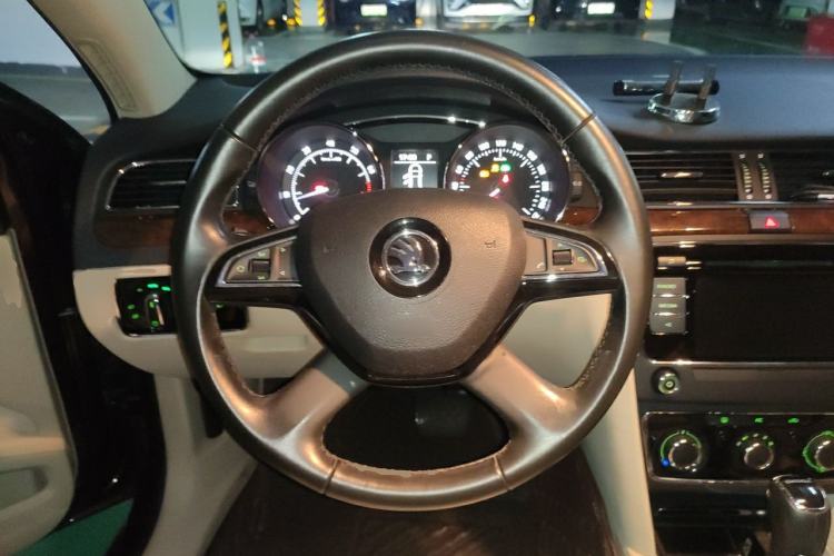 Used Skoda Superb 2013 1.8TSI Automatic MingShi Edition Steering Wheel