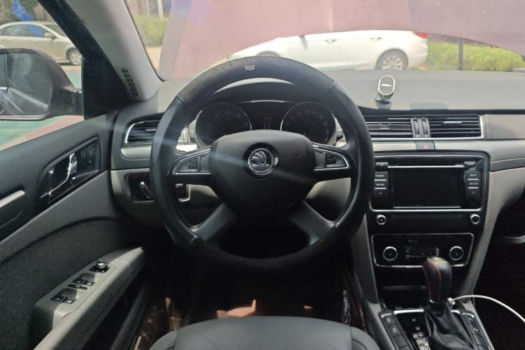 Used Skoda Superb 2013 1.8TSI Automatic Yashi Edition Steering Wheel