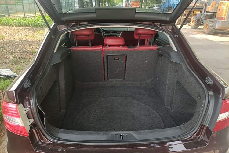 Used Skoda Superb 2013 1.4TSI Manual Shengshi Edition Trunk