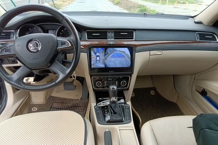 Used Skoda Superb 2013 1.8TSI Automatic Yashi Edition Center Console