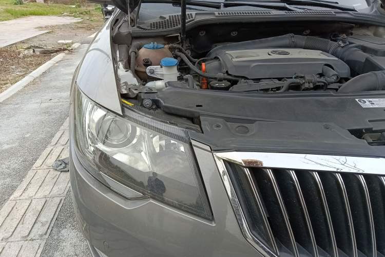Used Skoda Superb 2013 1.8TSI Automatic Yashi Edition Engine Bay Right