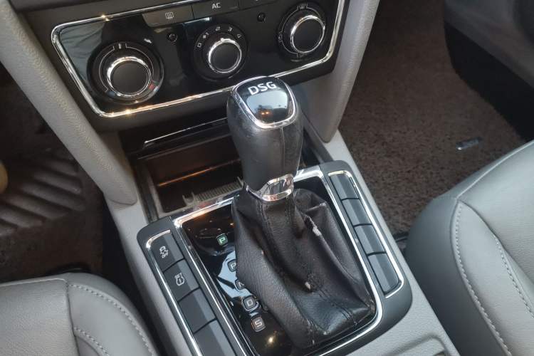 Used Skoda Superb 2013 1.4 TSI DSG Prestige Edition Gear Lever