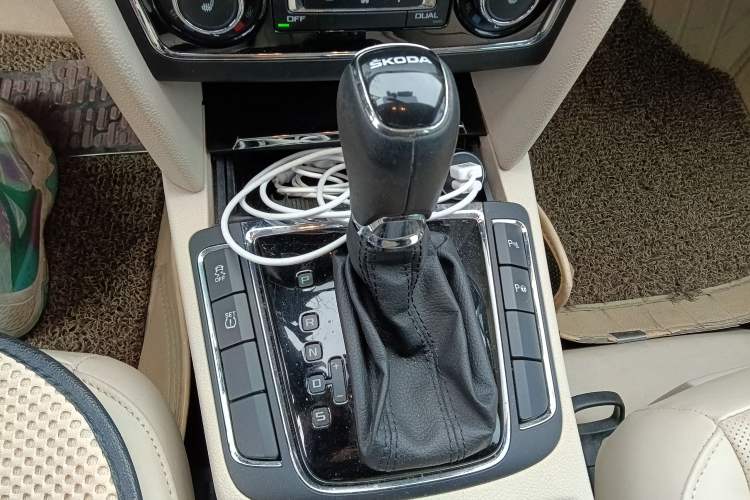 Used Skoda Superb 2013 1.8TSI Automatic Yashi Edition Gear Lever