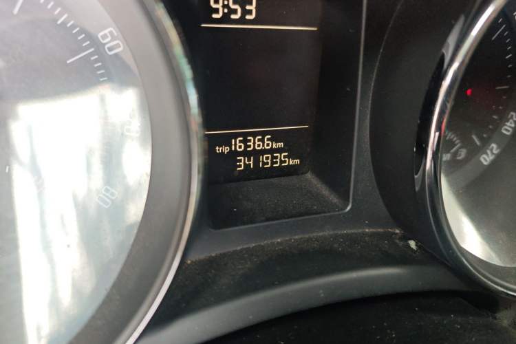 Used Skoda Superb 2013 1.4 TSI GreenLine2 Odometer Close Up