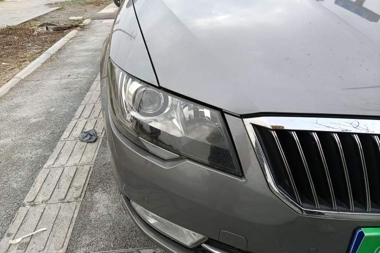 Used Skoda Superb 2013 1.8TSI Automatic Yashi Edition Right Front Headlight