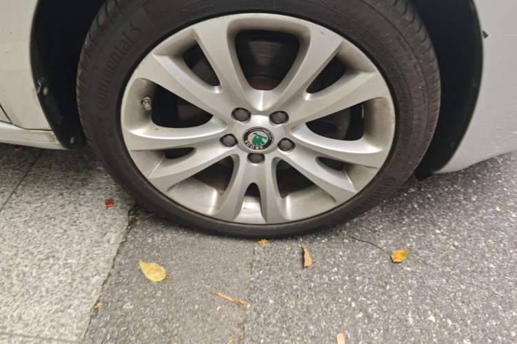 Used Skoda Superb 2013 Travel Edition 2.0 TSI Prestige Version Right Front Wheel Hub