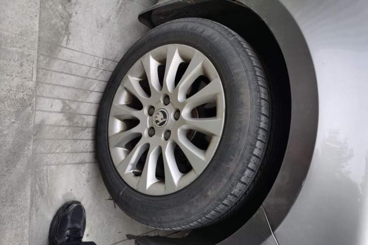 Used Skoda Superb 2013 1.8TSI Automatic MingShi Edition Right Front Wheel Hub