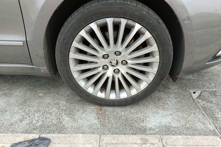 Used Skoda Superb 2013 1.8TSI Automatic Yashi Edition Right Front Wheel Hub
