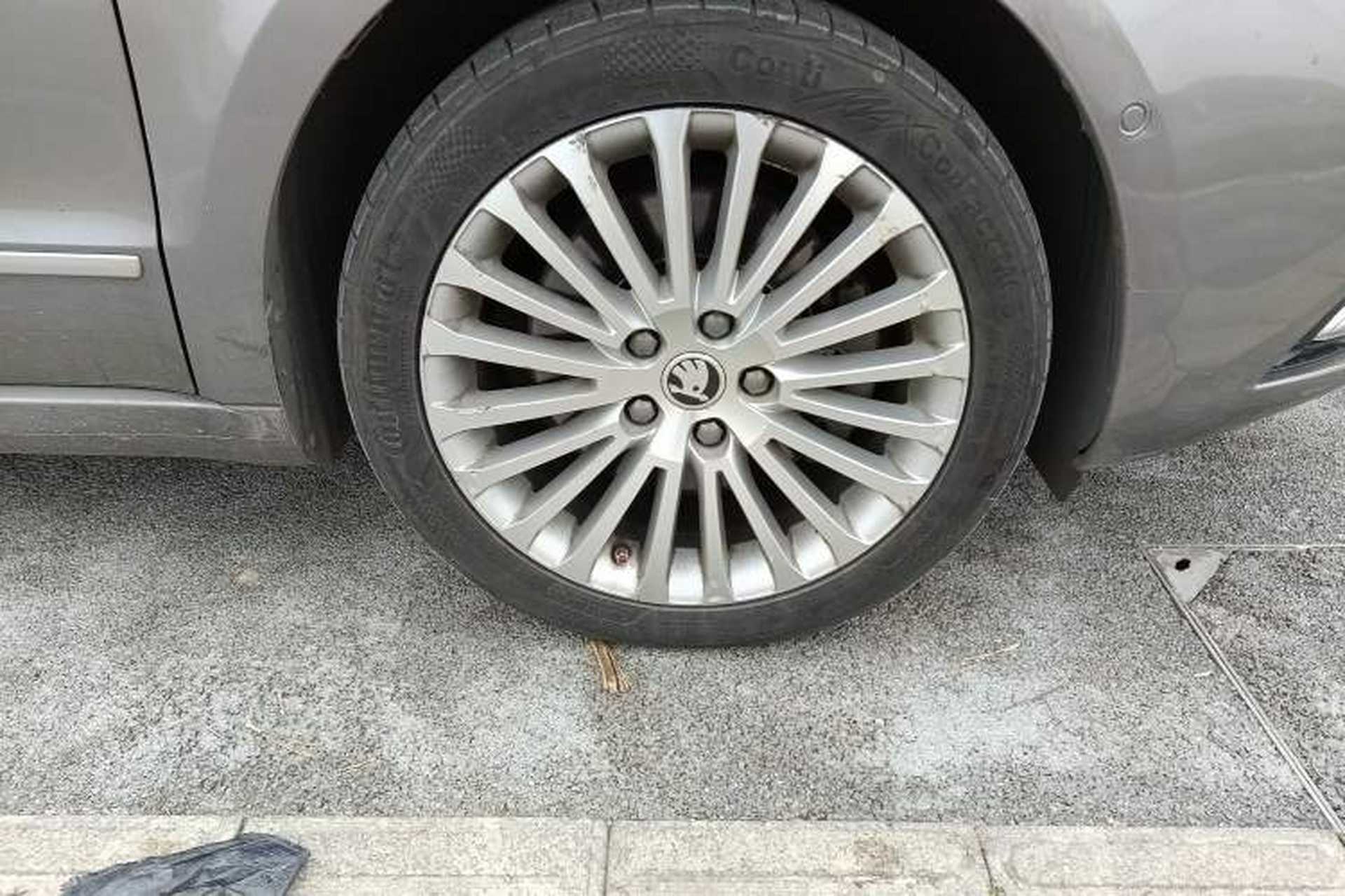 Used Skoda Superb 2013 1.8TSI Automatic Yashi Edition Right Front Wheel Hub