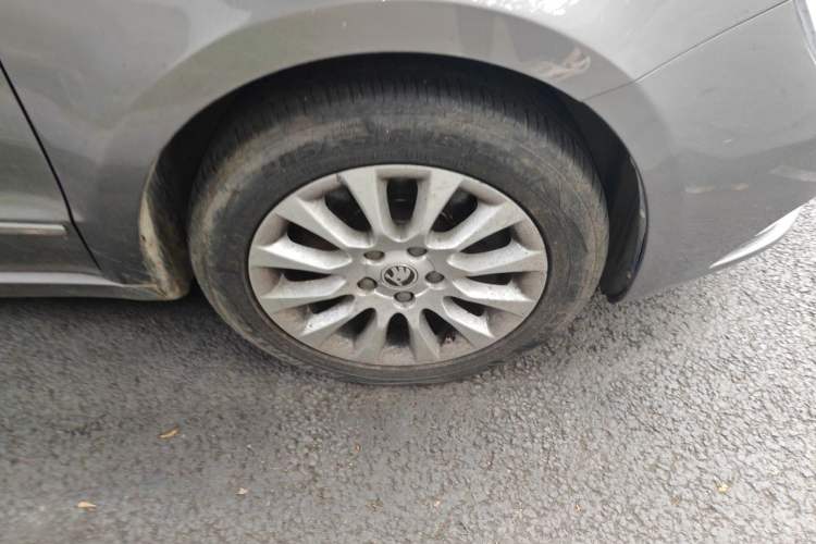 Used Skoda Superb 2013 1.8TSI Automatic MingShi Edition Right Front Wheel Hub