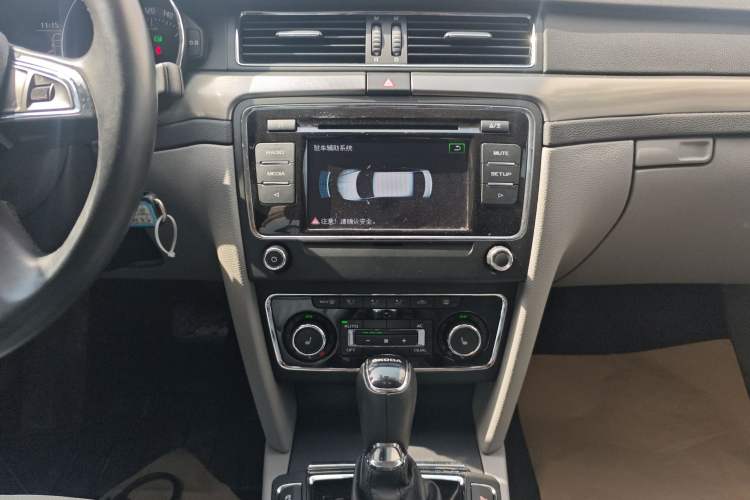 Used Skoda Superb 2013 1.8TSI Automatic Yashi Edition Audio And AC Panel