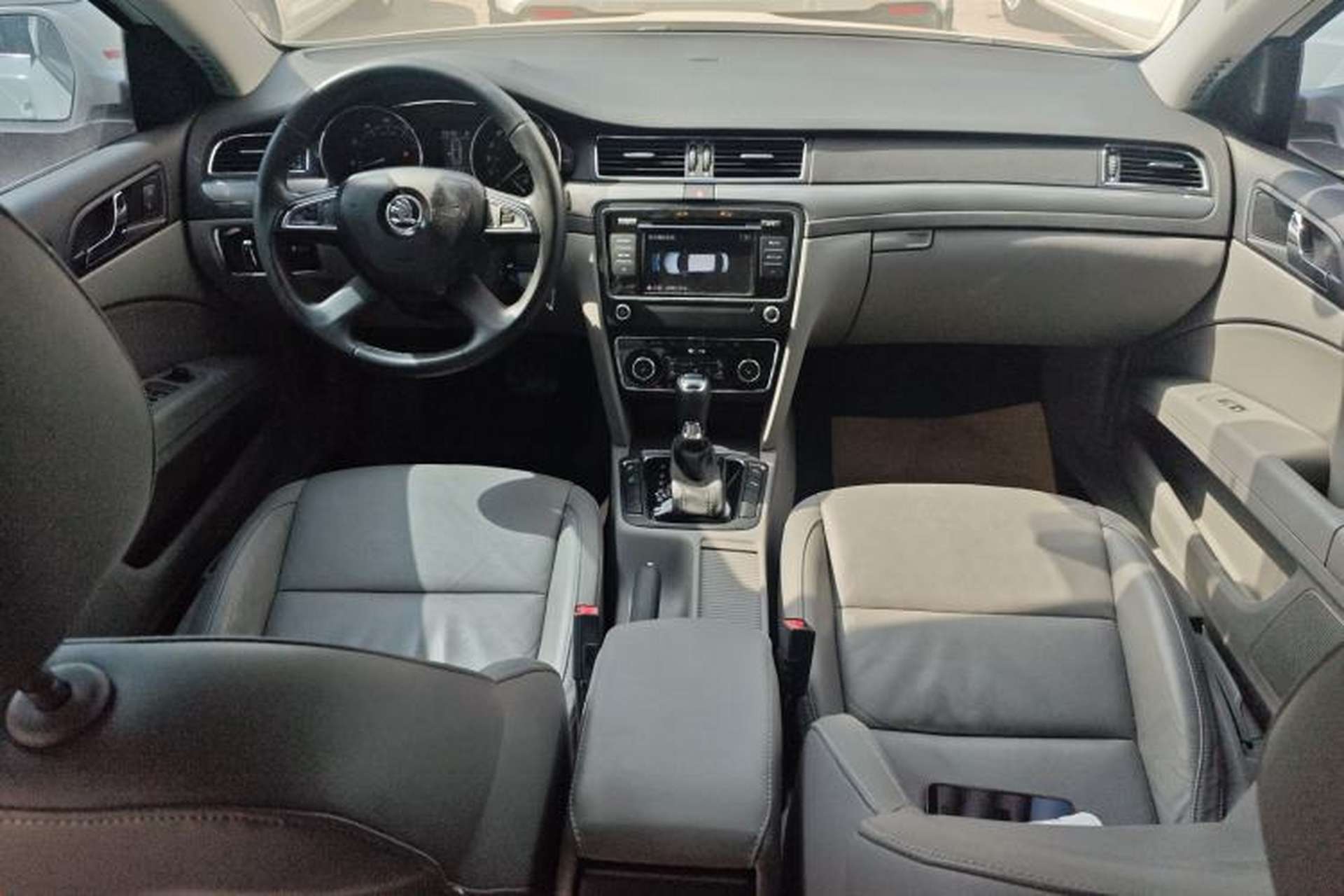 Used Skoda Superb 2013 1.8TSI Automatic Yashi Edition Center Console