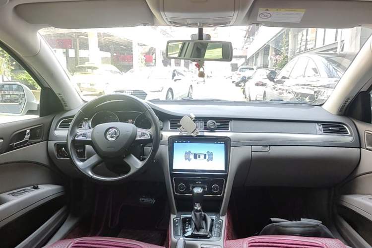 Used Skoda Superb 2013 1.8TSI Automatic Yashi Edition Center Console