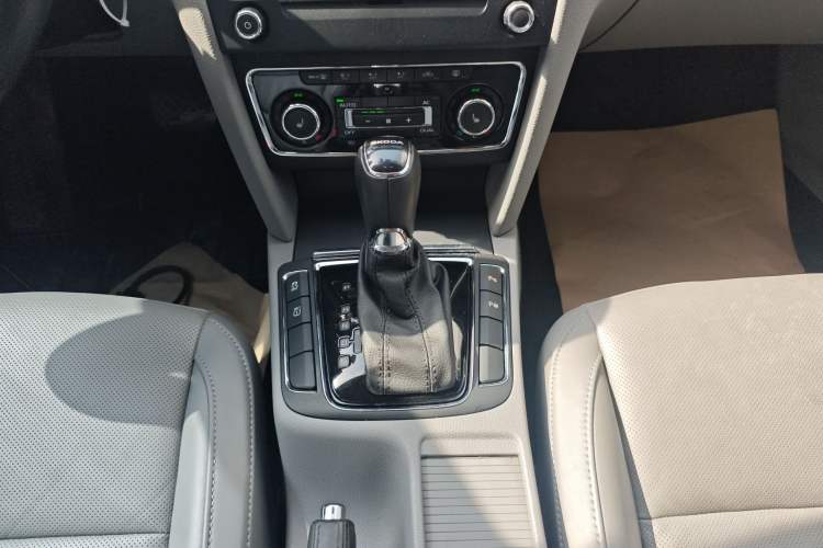 Used Skoda Superb 2013 1.8TSI Automatic Yashi Edition Gear Lever