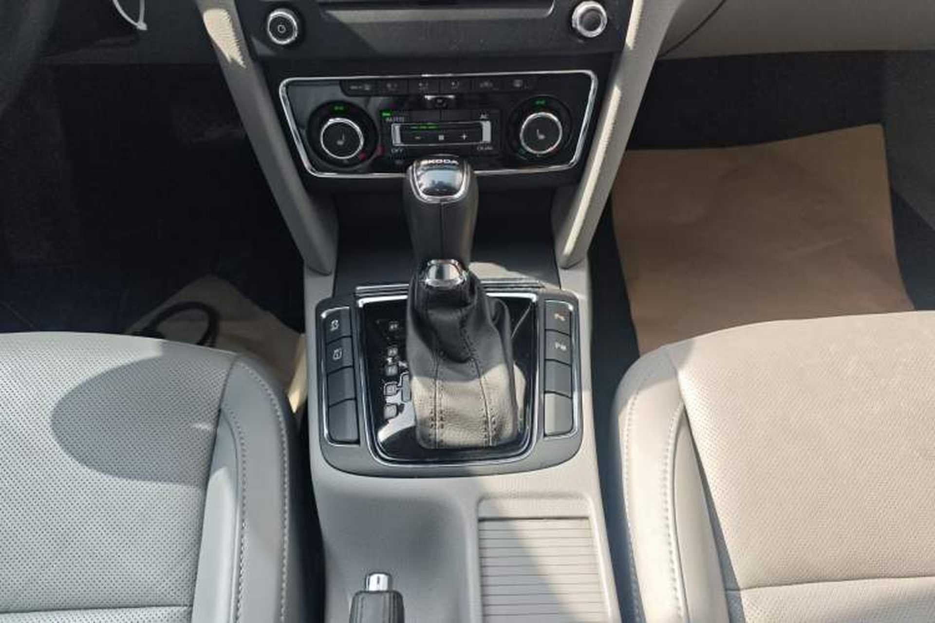 Used Skoda Superb 2013 1.8TSI Automatic Yashi Edition Gear Lever