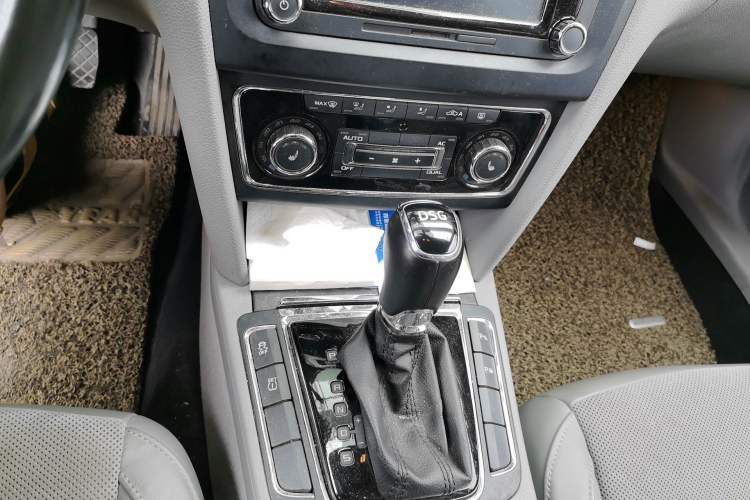 Used Skoda Superb 2013 2.0 TSI DSG Luxury Edition Gear Lever