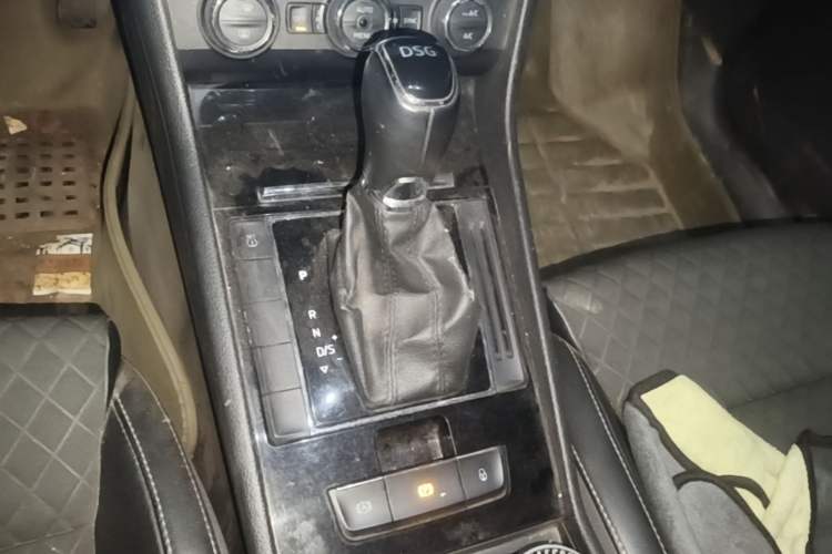 Used Skoda Superb 2013 1.4TSI DSG Sport Edition Gear Lever