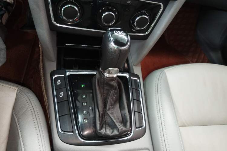 Used Skoda Superb 2013 1.4TSI DSG Sport Edition Gear Lever