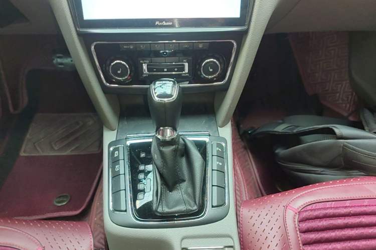 Used Skoda Superb 2013 1.8TSI Automatic Yashi Edition Gear Lever
