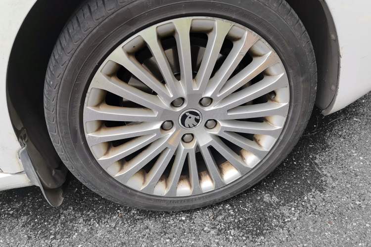 Used Skoda Superb 2013 2.0 TSI DSG Luxury Edition Right Front Wheel Hub