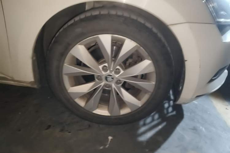 Used Skoda Superb 2013 1.4TSI DSG Sport Edition Right Front Wheel Hub