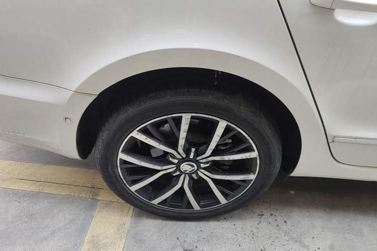 Used Skoda Superb 2013 1.8TSI Automatic Yashi Edition Right Rear Wheel Hub